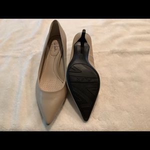 Tan kitten heeled pumps